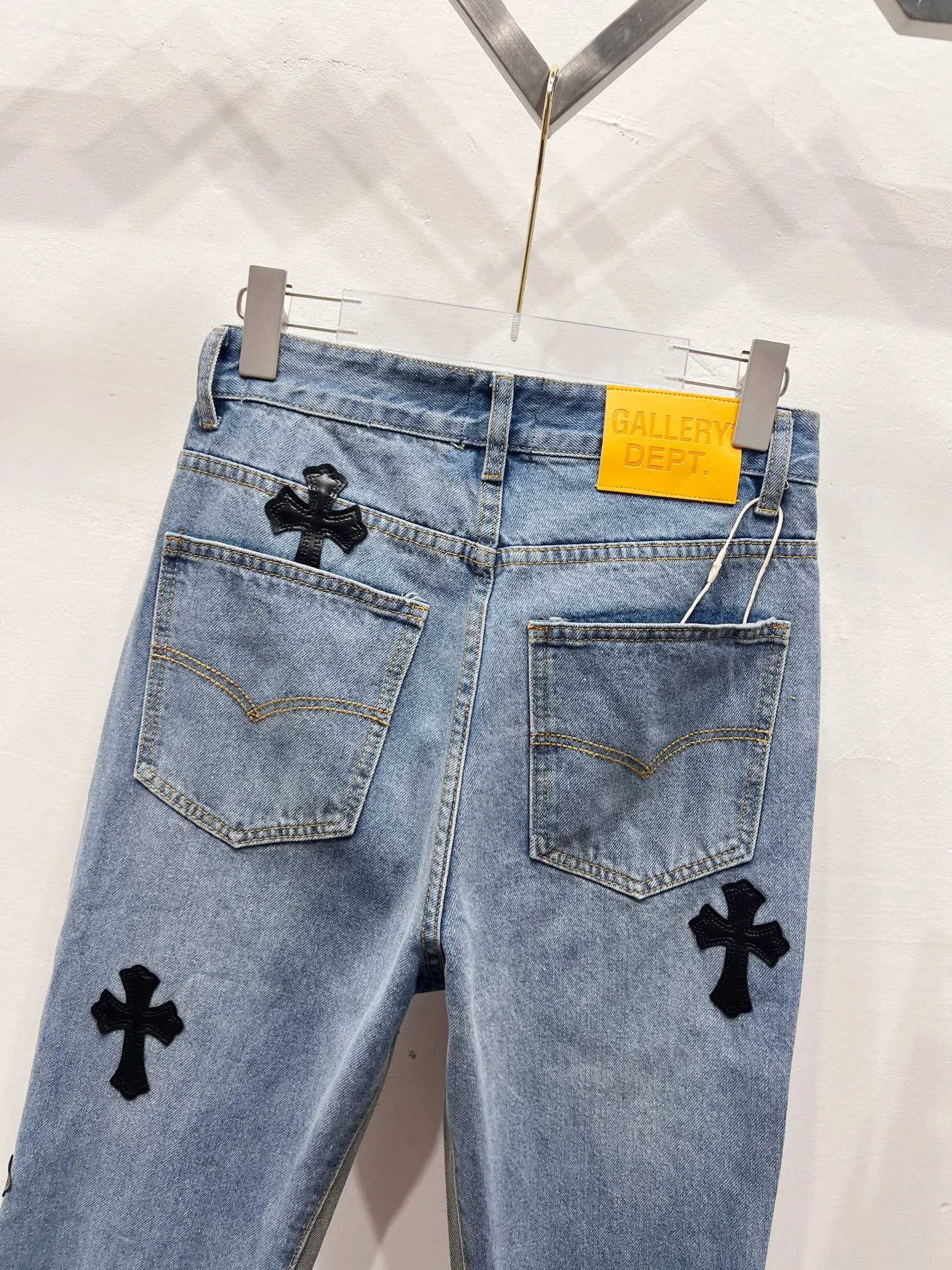 P260 Style number: (A003) GALLERY DEPT. Co-branded 2025 new black cross-leather splicing couple's style loose washed flared jeans 🔥High version🔥High version🔥 Top ceiling quality Styles with different washed textures are very friendly to people with thin legs and thick legs. The slightly flared version is very flattering. Moderate length that never goes out of style, easy to match with casually, basic styling for various styles, a must-have in the wardrobe! The fabric is stiff but also makes the upper body soft without losing texture. The washing process is even more perfect. It is a must-have item for everyone! ! ! Washed wheat, tag, pants label, three complete labels Color: washed black, washed blue Size: 28, 30, 32, 34 (four sizes)